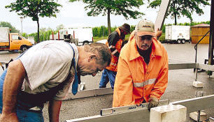 Alles im Lot: Bauhofmitarbeiter stellen das Unterger&uuml;st f&uuml;r die B&uuml;hne beim Beilsteiner Weinbergfest auf.Fotos: Joachim Kinzinger