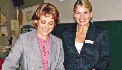 Schule und Wirtschaft wollen gemeinsam die Sch&uuml;ler besser auf die Zukunft vorbereiten. Realschul-Rektorin Beate Strau&szlig; (links) und Manuela Lumpp von der Volksbank unterzeichnen einen Kooperationsvertrag.Foto: Cordula D&uuml;rr