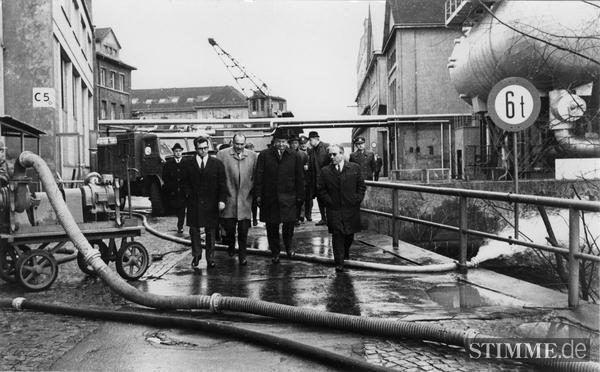 Februar 1970: Hochwasser auf dem NSU-Werksgelände. Am frühen Morgen des 12. Mai 1970 tritt die Sulm erneut über die Ufer und setzte die Produktion unter Wasser. Februar 1970: Hochwasser auf dem NSU-Werksgelände. Am frühen Morgen des 12. Mai 1970 tritt die Sulm erneut über die Ufer und setzte die Produktion unter Wasser.