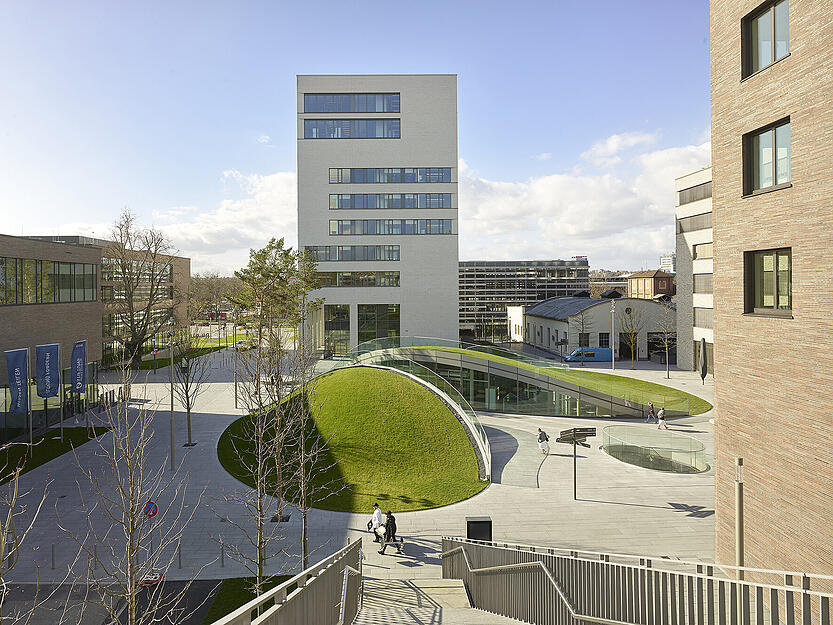 Beispielhafte städtebauliche Planung: Die unterschiedlichen Gebäude auf dem Bildungscampus Heilbronn variieren in Volumen und Höhe.  Der öffentliche Raum fließt in und durch den Campus. Aufenthaltsbereiche, Brunnen, Grün und Wasserflächen bieten Verweilmomente für Studierende und Bevölkerung.  Die Details und Präzision der Fassaden setzen sich in den Innenräumen der einzelnen Gebäude fort.  Die Bibliothek wie auch die Mensa kann auch von den Bürgern genutzt werden.  Architekt  Auer Weber, Stuttgart, Koeber Landschaftsarchitektur, Stuttgart.  Foto: Roland Halbe