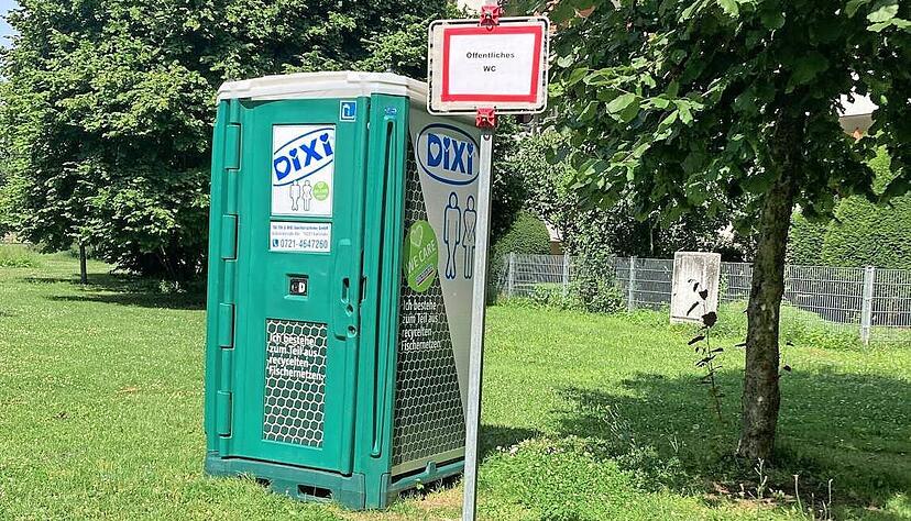 Das mobile Toilettenhäuschen unweit des Seewiesenspielplatzes ist nur ein Provisorium und soll so schnell wie möglich durch einen Container ersetzt werden. Das mobile Toilettenhäuschen unweit des Seewiesenspielplatzes ist nur ein Provisorium und soll so schnell wie möglich durch einen Container ersetzt werden.