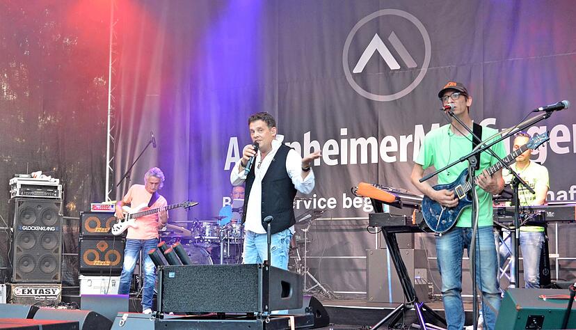 Perfect Heat (im Bild) und Extasy heizten den Seefest-Besuchern im Wechsel am Auftaktabend ordentlich ein.
Foto: Stefanie Pfäffle Perfect Heat (im Bild) und Extasy heizten den Seefest-Besuchern im Wechsel am Auftaktabend ordentlich ein.
Foto: Stefanie Pfäffle