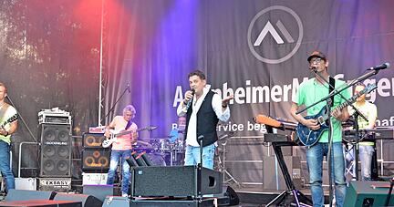 Perfect Heat (im Bild) und Extasy heizten den Seefest-Besuchern im Wechsel am Auftaktabend ordentlich ein.
Foto: Stefanie Pfäffle Perfect Heat (im Bild) und Extasy heizten den Seefest-Besuchern im Wechsel am Auftaktabend ordentlich ein.
Foto: Stefanie Pfäffle