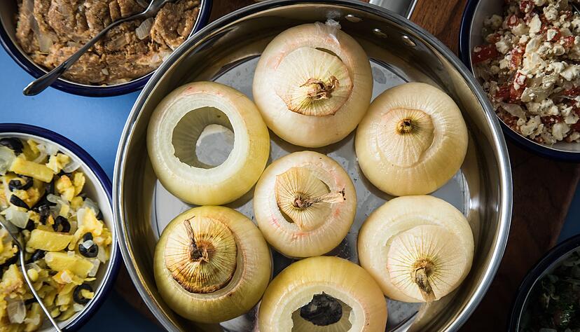 F&uuml;r gef&uuml;llte Zwiebeln bieten sich die verschiedensten F&uuml;llungen an, etwa Hackfleisch und Zwiebeln oder auch Lammfleisch mit Spinat.