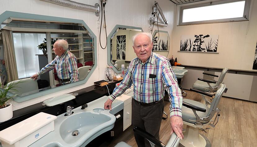 Meisterbriefe an der Wand, das Schneidegerät in der Hand: Rudi Baier arbeitet schon seit 75 Jahren in seinem Böckinger Friseursalon. Der Beruf ist für den 89-Jährigen ein Jungbrunnen.
Foto: Andreas Veigel Meisterbriefe an der Wand, das Schneidegerät in der Hand: Rudi Baier arbeitet schon seit 75 Jahren in seinem Böckinger Friseursalon. Der Beruf ist für den 89-Jährigen ein Jungbrunnen.
Foto: Andreas Veigel