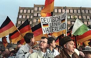 Die Lebenserwartung in beiden deutschen Staaten stieg ab 1949 deutlich an. Im Westen war sie gegen Ende der Teilung tendenziell leicht höher. Die Lebenserwartung in beiden deutschen Staaten stieg ab 1949 deutlich an. Im Westen war sie gegen Ende der Teilung tendenziell leicht höher.