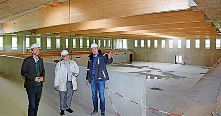 Sichtbares Zeichen der Investitionen: Die Stadt baut eine neue Schule samt mehrteiliger Halle. Sobald das Geb&auml;ude in Betrieb ist, kann die Sanierung der Pichterichhalle angegangen werden.
 Foto: Archiv/Seidel