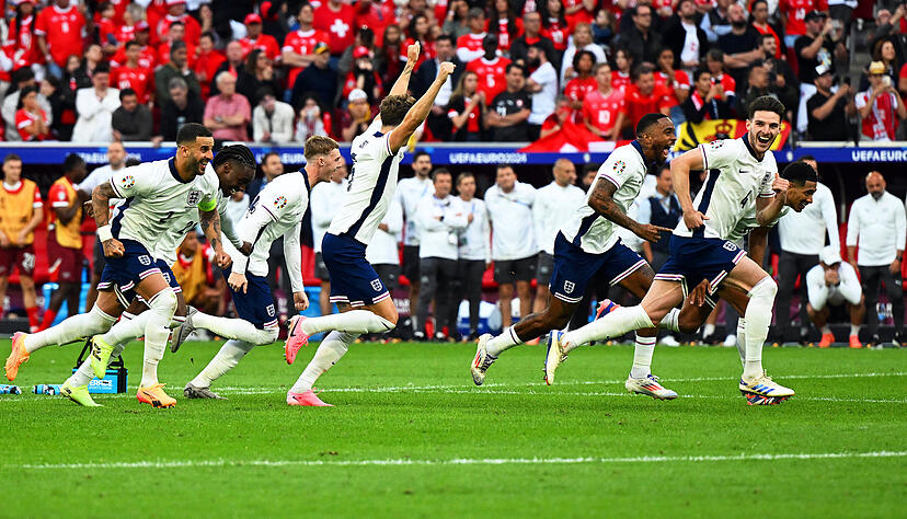 Englands Spieler jubeln über den Sieg im Elfmeterschießen. Englands Spieler jubeln über den Sieg im Elfmeterschießen.