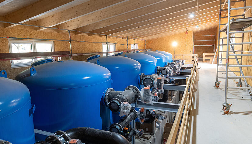 3,5 Tonnen schwer ist jeder der sechs Filterkessel, die im Technikgebäude bereits aufgestellt sind, und in denen das Wasser aufbereitet wird.