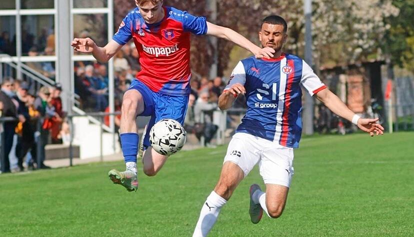 Peter Engelmann (links) und die Hollenbacher boten zuletzt dem VfR Mannheim Paroli. Nun kommt mit dem TSV Essingen die n&auml;chste Spitzenmannschaft.
Foto: Schmerbeck