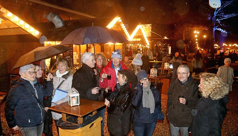 Fürchten weder Regen noch Kälte: Stimme-Redakteure und Leser beim gemeinsamen Gespräch auf dem Bad Rappenauer Glühweinmarkt.
Foto: Ralf Seidel Fürchten weder Regen noch Kälte: Stimme-Redakteure und Leser beim gemeinsamen Gespräch auf dem Bad Rappenauer Glühweinmarkt.
Foto: Ralf Seidel