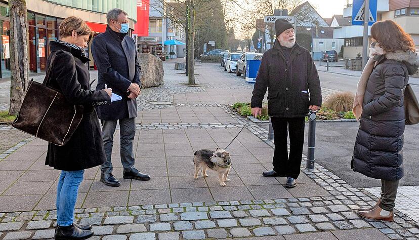 Tanja Ochs (rechts) und Anja Krezer von der Heilbronner Stimme bei der Vor-Ort-Aktion in der Kernerstra&szlig;e im Gespr&auml;ch mit J&uuml;rgen Supp (Zweiter von rechts) und B&uuml;rgermeister Stefan Thoma.
Foto: Mario Berger