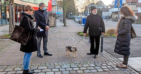 Tanja Ochs (rechts) und Anja Krezer von der Heilbronner Stimme bei der Vor-Ort-Aktion in der Kernerstra&szlig;e im Gespr&auml;ch mit J&uuml;rgen Supp (Zweiter von rechts) und B&uuml;rgermeister Stefan Thoma.
Foto: Mario Berger