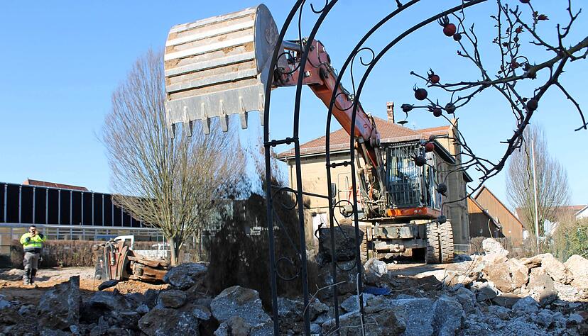 Der &auml;lteste Fleiner Kindergarten ist Geschichte. Jetzt sind nur noch Steine vom historischen Geb&auml;ude &uuml;brig. Nun kann die Tiefgarage erweitert und mit der Rampe versehen werden. Dar&uuml;ber wird die Freifl&auml;che mit Spielger&auml;ten gestaltet.