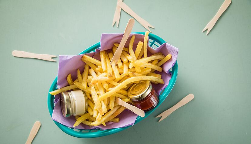 Manchmal muss es eine S&uuml;nde sein: Pommes liegen bereit zum Dippen in Ketchup und Mayo.