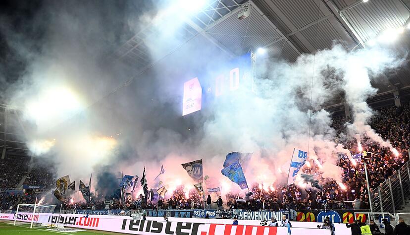 Aufgeheizte Atmosph&auml;re: Die KSC-Fans brannten reichlich Pyrotechnik ab.