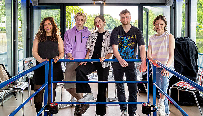 Ihre individuellen Geschichten stehen stellvertretend f&uuml;r die Diversit&auml;t der noch jungen English Theatre Society Heilbronn: Leni Karrer (rechts), Luca Orbke, Katja Binder, Thomas Nakas und Shalabh Kathpalia.