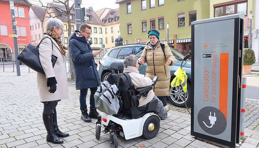 Die Ladestation ist nicht barrierefrei: Der Stecker ist zu hoch f&uuml;r eine Rollstuhlfahrerin wie Ines Vorberg vom Bundesverband Selbsthilfe K&ouml;rperbehinderter.