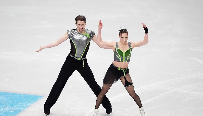 Die Eist&auml;nzer Charise Matthaei (r) und Max Liebers (l) haben bei der EM den Sprung ins Finale geschafft.