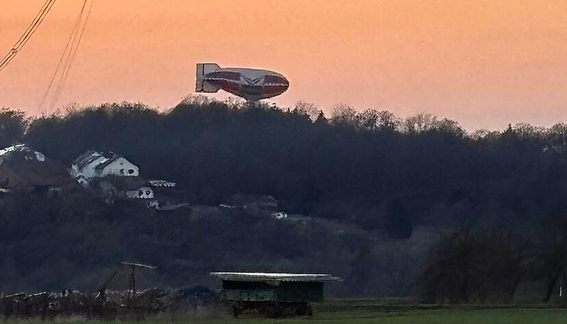 Ein Luftschiff fliegt &uuml;ber Oedheim. Wer genau hinschaut, kann das Firmenlogo erkennen.