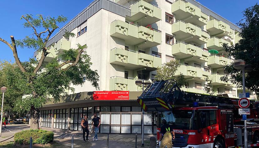 Am Montagnachmittag brannte es in der Pro Seniore Residenz Neckarpark. Ein Bewohner kam bei dem Brand ums Leben. Am Montagnachmittag brannte es in der Pro Seniore Residenz Neckarpark. Ein Bewohner kam bei dem Brand ums Leben.