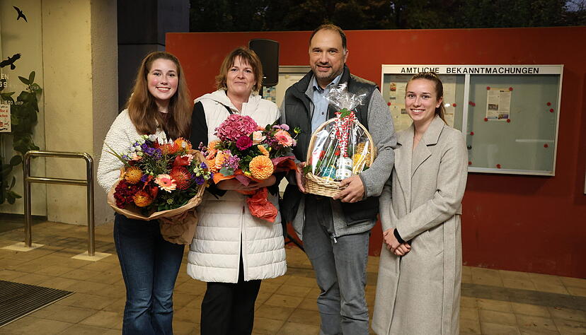 Sandra Schöll freut sich mit ihrem Mann Rainer und den gemeinsamen Töchtern Hannah (21) und Linda (15) über den Erfolg.