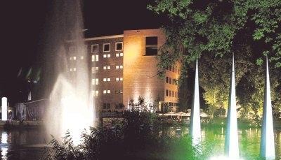 So sch&ouml;n ist der Neckar bei Nacht. Rund um den Hagenbucher, im Biergarten und in der Unteren Neckarstra&szlig;e kann man flanieren, Leute treffen, Musik h&ouml;ren, essen und trinken.Fotos: Andreas Veigel