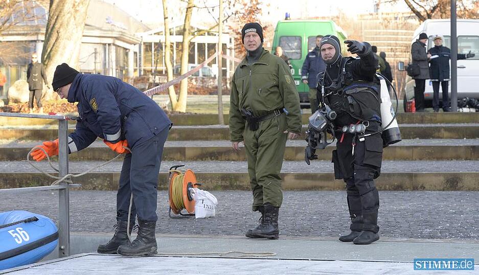Am Montag, 16. Dezember, hat die Polizei eine weitere Tauchaktion am Hagenbuchersee gestartet. Am Montag, 16. Dezember, hat die Polizei eine weitere Tauchaktion am Hagenbuchersee gestartet.