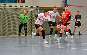 Lara Karathanassis und Mandy Reinarz (2. und 3. von links) waren auch am eigenen Kreis regelm&auml;&szlig;ig einen Schritt schneller als Lisa Loehnig (3. von rechts) und Elena Fabritz.