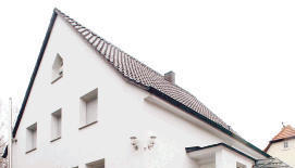 Ein Spurensicherer verlässt den Tatort. Dem hübschen Einfamilienhaus sieht man nicht an, was für ein Drama sich hier abgespielt hat. (Fotos: Dittmar Dirks) Ein Spurensicherer verlässt den Tatort. Dem hübschen Einfamilienhaus sieht man nicht an, was für ein Drama sich hier abgespielt hat. (Fotos: Dittmar Dirks)
