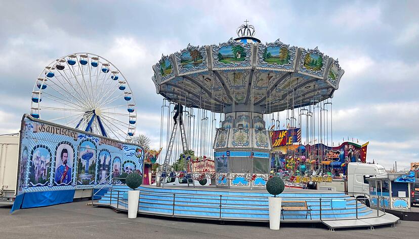 Gestern lief der Aufbau auf Hochtouren. Heute geht's richtig los. Auf der Theresienwiese ist mit dem Maifest erstmals seit 2019 wieder ein Rummel angesagt.