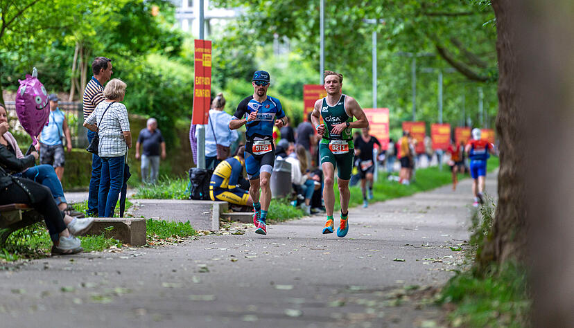 Auf der Laufstrecke, die direkt am Neckar vorbeiführt, bekommen die Athleten tatkräftige Unterstützung.