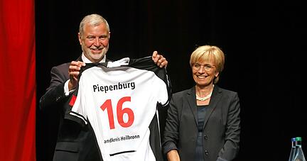 Die Kreisräte überreichten zum Abschied neben Spenden für die Stiftung "Große Hilfe für kleine Helden" und den DRK-Kreisverband Heilbronn ein Radtrikot an Landrat Detlef Piepenburg und dessen Frau Anke.
Fotos: Ralf Seidel