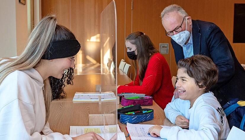Lernhilfe mit Corona-Schutzwand im Quartierszentrum Nordstadt: Lernbegleiterin Ela Jörük (links) unterstützt Emir (10) im Fach Deutsch.
Fotos: Mario Berger Lernhilfe mit Corona-Schutzwand im Quartierszentrum Nordstadt: Lernbegleiterin Ela Jörük (links) unterstützt Emir (10) im Fach Deutsch.
Fotos: Mario Berger