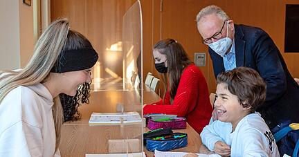 Lernhilfe mit Corona-Schutzwand im Quartierszentrum Nordstadt: Lernbegleiterin Ela Jörük (links) unterstützt Emir (10) im Fach Deutsch.
Fotos: Mario Berger Lernhilfe mit Corona-Schutzwand im Quartierszentrum Nordstadt: Lernbegleiterin Ela Jörük (links) unterstützt Emir (10) im Fach Deutsch.
Fotos: Mario Berger