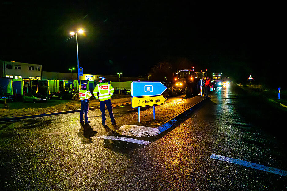 Bauernprotest: Landwirte legen Verkehr vor Kaufland-Zentralwarenlager in Möckmühl lahm Bauernprotest: Landwirte legen Verkehr vor Kaufland-Zentralwarenlager in Möckmühl lahm