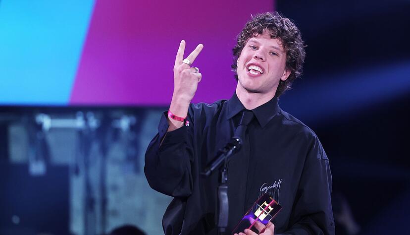 Er glaubt es selbst kaum: S&auml;nger Zartmann hat gleich zwei Kronen gewonnen.