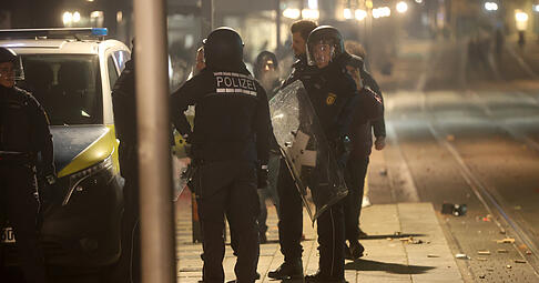 Die Heilbronner Polizei wurden im gesamten Einsatzbereich in der Silvesternacht zu 423 Einsätzen gerufen. In der Innenstadt gab es Verstöße gegen das Böllerverbot. Die Heilbronner Polizei wurden im gesamten Einsatzbereich in der Silvesternacht zu 423 Einsätzen gerufen. In der Innenstadt gab es Verstöße gegen das Böllerverbot.