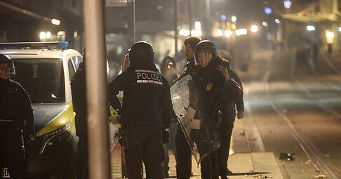 Die Heilbronner Polizei wurden im gesamten Einsatzbereich in der Silvesternacht zu 423 Einsätzen gerufen. In der Innenstadt gab es Verstöße gegen das Böllerverbot. Die Heilbronner Polizei wurden im gesamten Einsatzbereich in der Silvesternacht zu 423 Einsätzen gerufen. In der Innenstadt gab es Verstöße gegen das Böllerverbot.