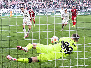 Alexander N&uuml;bel: Klar, wenn man &uuml;ber den VfB-Torwart spricht, muss der Elfmeter in der 13. Minute genannt werden, denn N&uuml;bel h&auml;lt. Hatte sonst nicht viel zu tun, aber diese Parade war wohl spielentscheidend. Dass am Ende auch noch die Null steht, spricht f&uuml;r einen guten N&uuml;bel-Sonntag. Note: 2