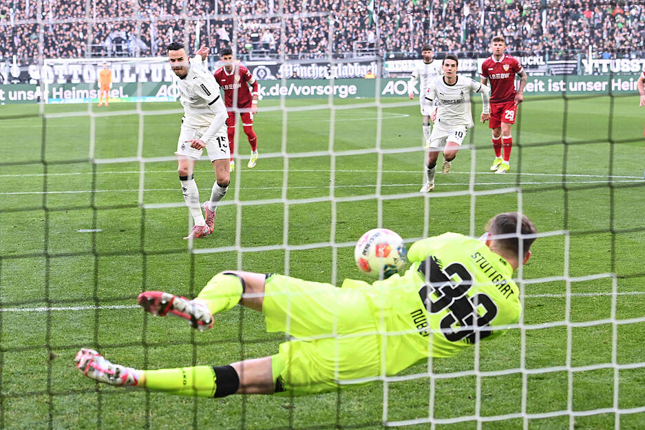 Alexander N&uuml;bel: Klar, wenn man &uuml;ber den VfB-Torwart spricht, muss der Elfmeter in der 13. Minute genannt werden, denn N&uuml;bel h&auml;lt. Hatte sonst nicht viel zu tun, aber diese Parade war wohl spielentscheidend. Dass am Ende auch noch die Null steht, spricht f&uuml;r einen guten N&uuml;bel-Sonntag. Note: 2