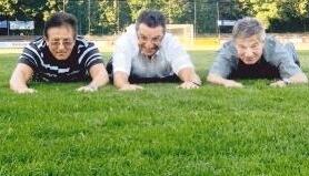 Der Rasen im Böckinger Stadion, der ihnen die Welt bedeutete: Rainer Lippert, Peter Gutzeit und Alfred Zwickl (v. l.) schnuppern wieder Stadionluft.Foto: Helmut Buchholz