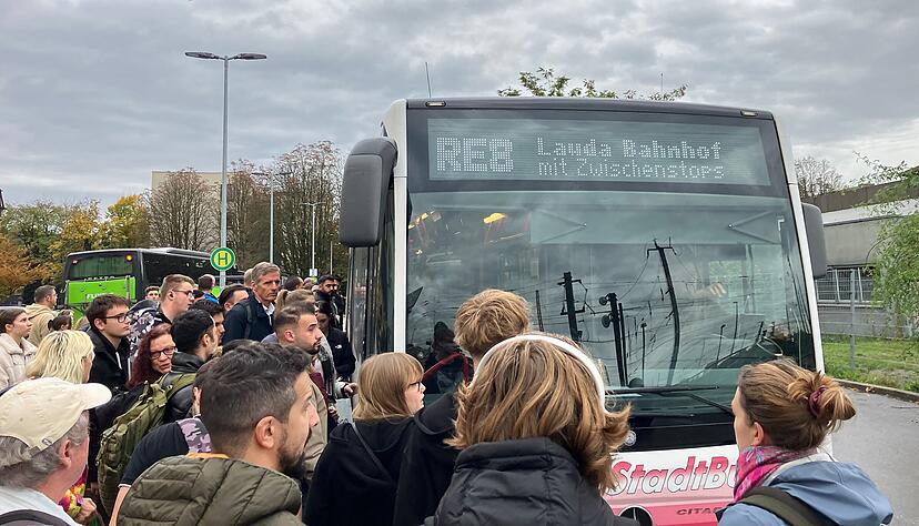 Ist der Bus &uuml;bervoll, sind gute Nerven gefragt. Nicht nur f&uuml;r die Fahrg&auml;ste, auch f&uuml;r die Busfahrer ist es wichtig, dass die Situation nicht au&szlig;er Kontrolle ger&auml;t.