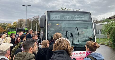 Ist der Bus &uuml;bervoll, sind gute Nerven gefragt. Nicht nur f&uuml;r die Fahrg&auml;ste, auch f&uuml;r die Busfahrer ist es wichtig, dass die Situation nicht au&szlig;er Kontrolle ger&auml;t.