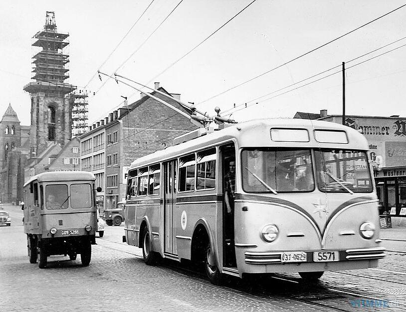 1953 teilen sich Schienen-und Individualverkehr die Kaiserstraße.