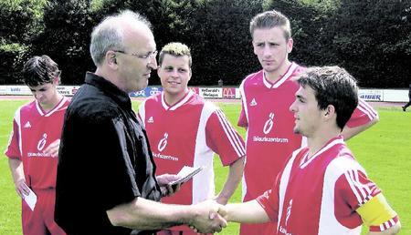 &Ouml;hringens Abteilungsleiter Gerhard Uhlmann verabschiedete Marcel Betz, Peter Arnberg, Matthias Jontza und Kay Schwingl (von links). (Foto: privat)