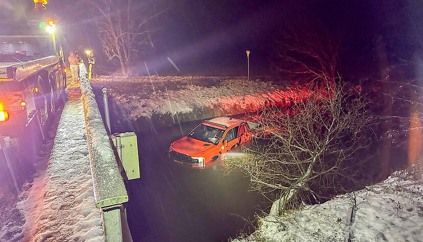 Ein Pick-up ist von einer glatten Straße abgekommen und im Fluss gelandet. Ein Pick-up ist von einer glatten Straße abgekommen und im Fluss gelandet.