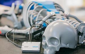 Gut verkabelt: Moderne Crashtest-Dummys senden Belastungsdaten bei simulierten Unfällen an angeschlossene Speicher. Gut verkabelt: Moderne Crashtest-Dummys senden Belastungsdaten bei simulierten Unfällen an angeschlossene Speicher.