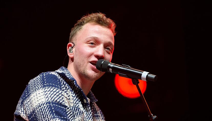 Joris sitzt an einem Klavier auf einer B&uuml;hne in Hamburg und singt.