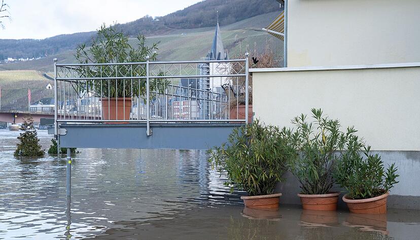 Starkregen kann zu schweren Überflutungen führen. Starkregen kann zu schweren Überflutungen führen.